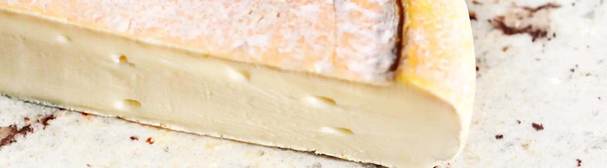 LA02_french-reblochon-cheese-from-the-alps-picture-id178945788
