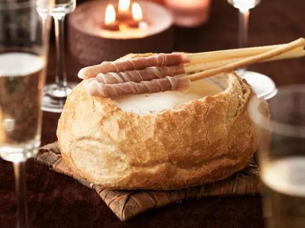 La fondue au fromage... dans une miche de pain !