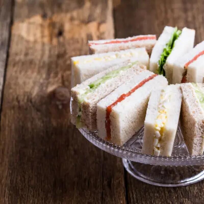 Recette : Sandwich cake au saumon fumé, radis et chèvre frais