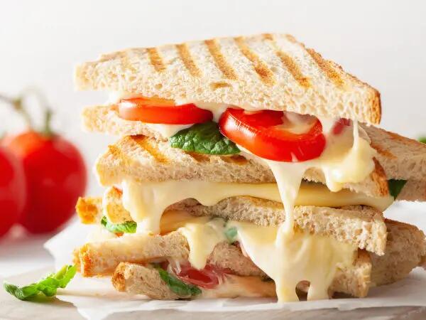 Recettes : Mini sandwiches au fromage de brebis et tomate