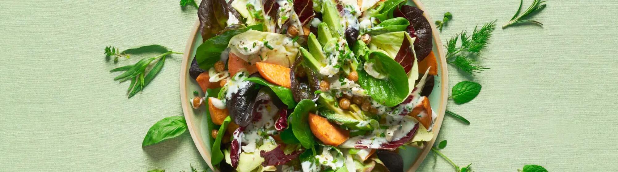 Recette : Salade garnie, tartinade végétale et croustillants de pois chiche