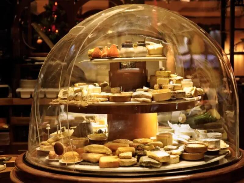 TH01_huge-cheese-dome-in-restaurant-picture-id155154110 copie