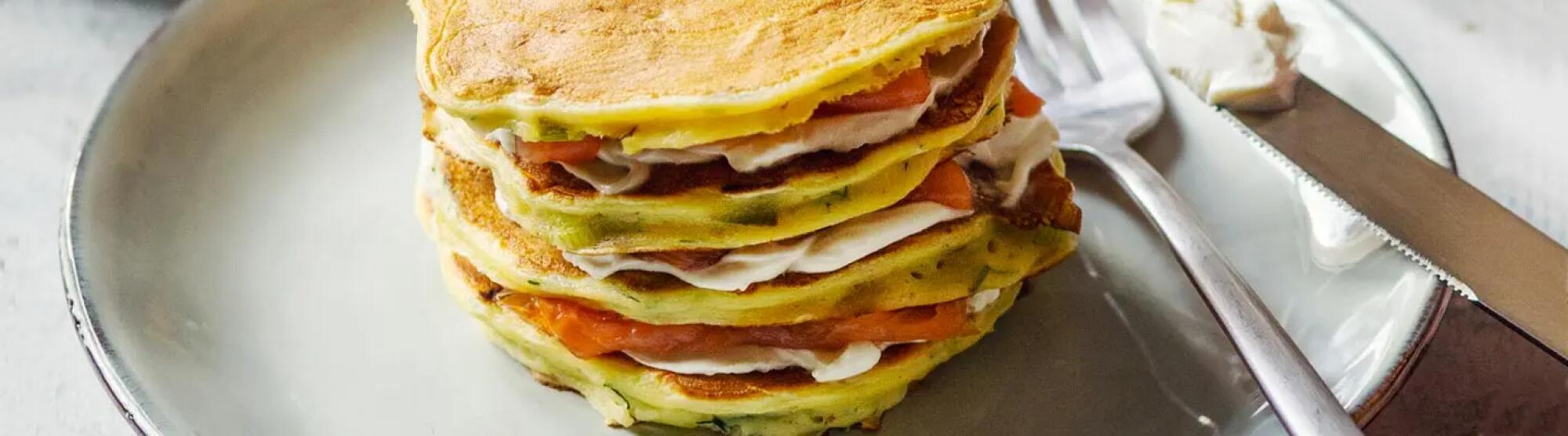 Recette : Gâteau de pancakes salés aux poireaux et saumon fumé au fromage frais