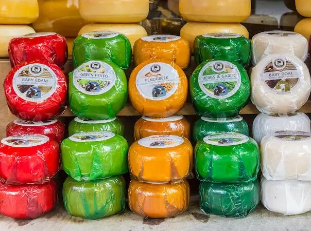 D’où viennent les couleurs des fromages ?