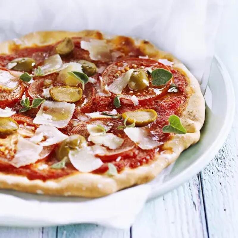 Recette : Pizza tomate, olives et parmesan