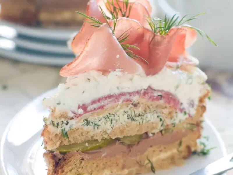 TH01_sandwich-cake-au-thon-crudites-et-fromage-de-chevre-frais_adobe