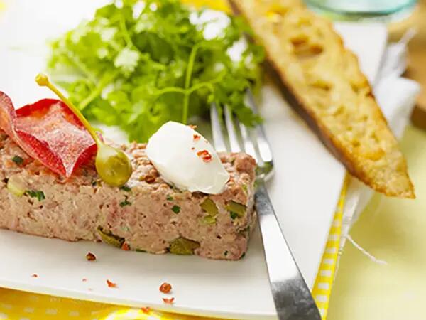 Recettes : Tartare de boeuf au fromage frais aux baies roses et salade mesclun