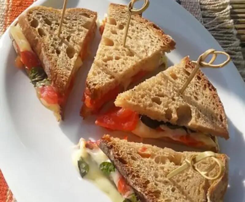  Mini sandwiches au fromage de brebis et tomate