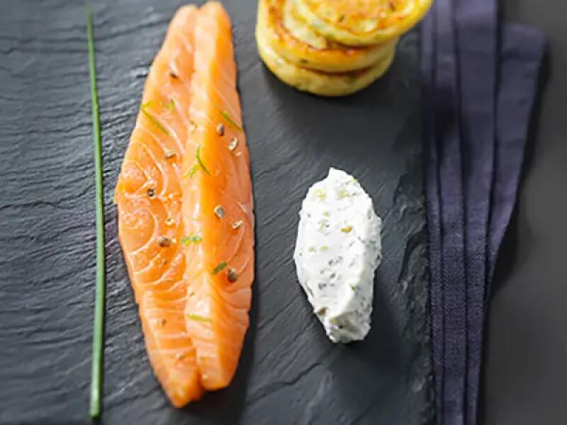 TH01_gravelax-de-saumon-aux-agrumes-sauce-au-fromage-st-moret-a-lraneth-et-blinis-de-pommes-de-terre