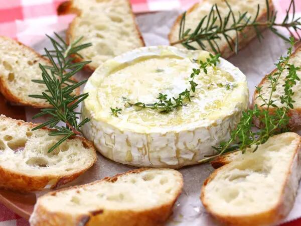 Recettes : Camembert au four parfumé aux herbes de Provence