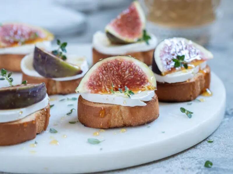 TH01_toasts-fromage-figues-et-pain-depices_adobe