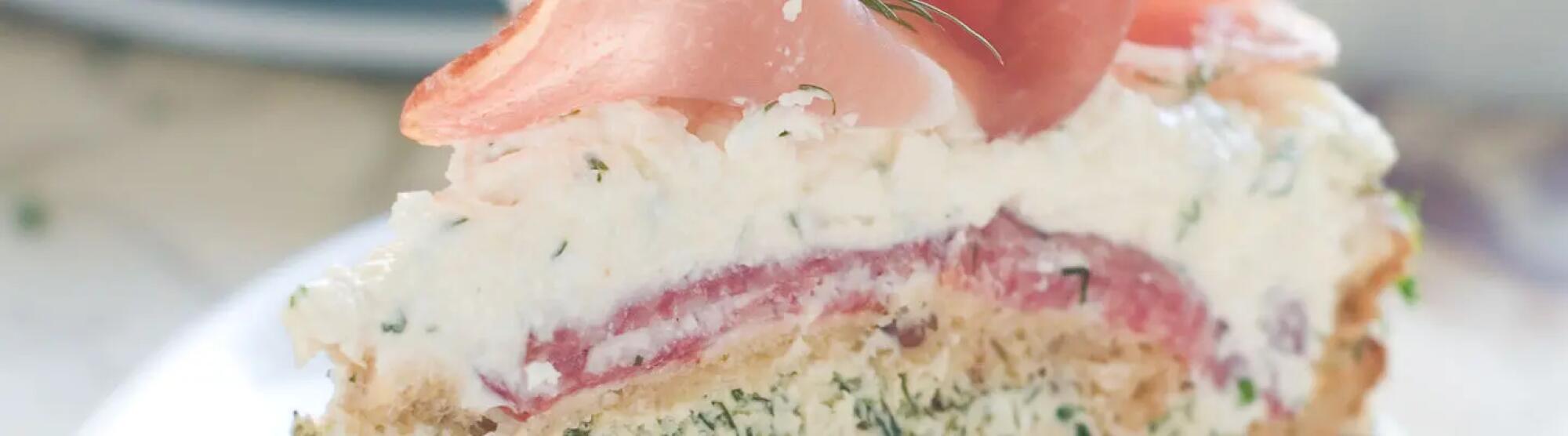 Recette : Sandwich-cake au thon, crudités et fromage de chèvre frais