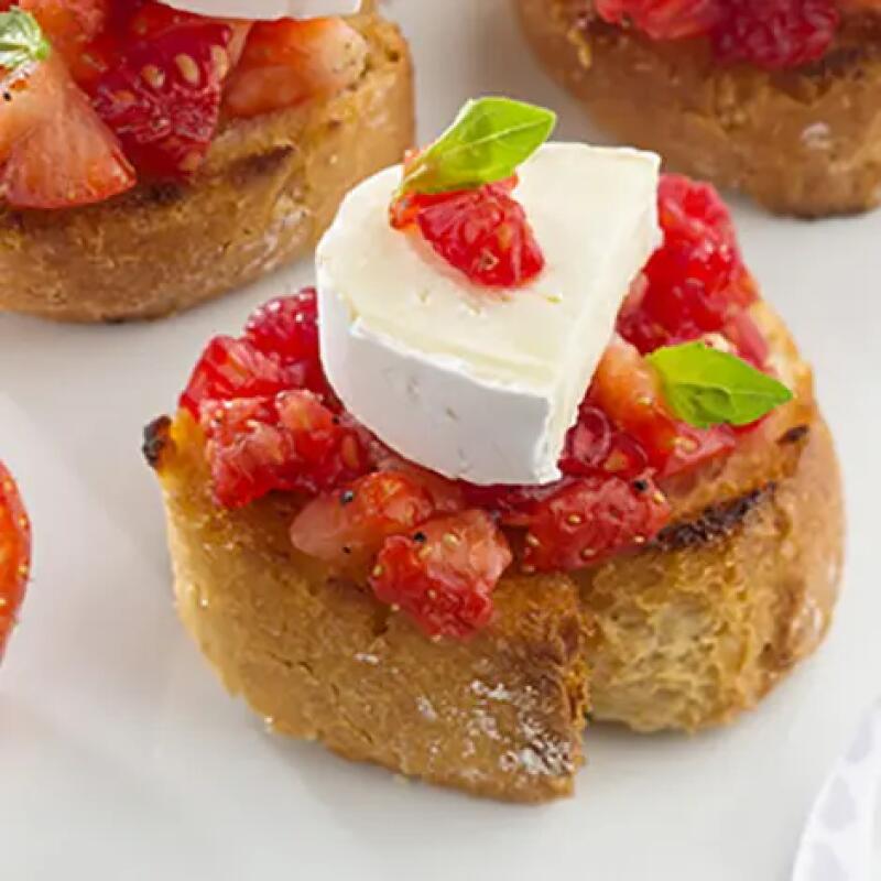 Recette : Tartines fraises framboises Basilic et fromage