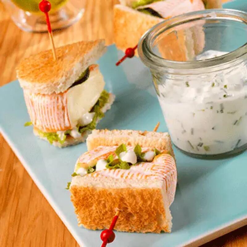 Recette : Mini club sandwich au fromage et sauce tzatziki