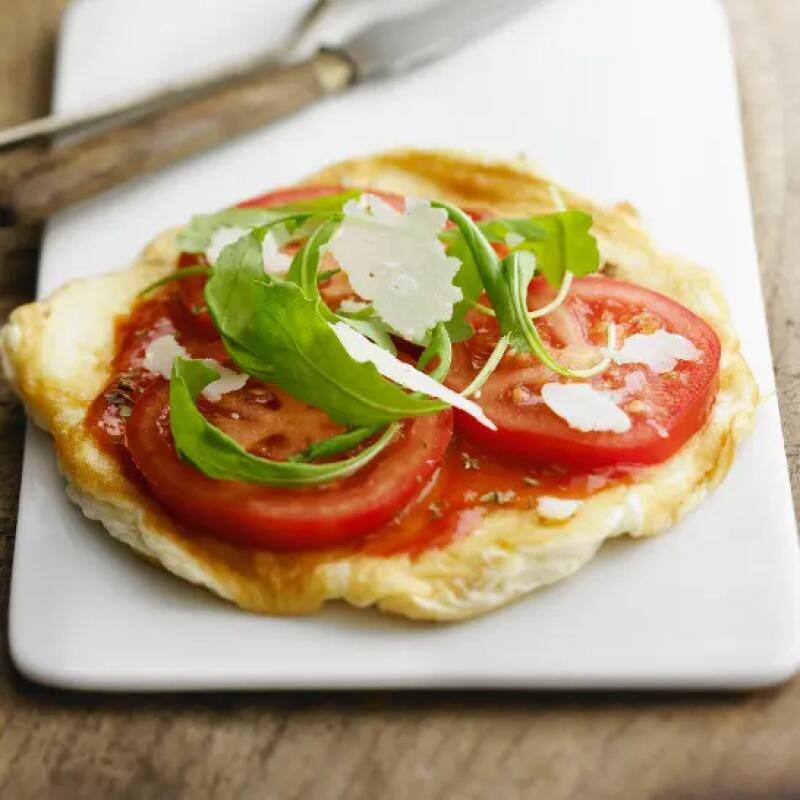 Recette : Omelette soufflée au parmesan et tomate, façon pizza