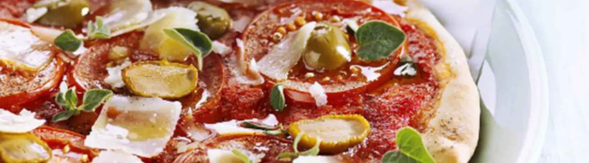 Recette : Pizza tomate, olives et parmesan