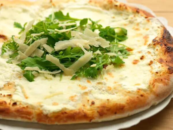 Recettes : Pizza blanche au fromage de chèvre et parmesan