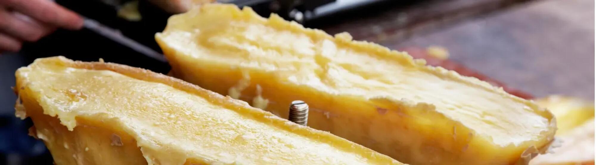 LA02_closeup-view-of-raclette-cheese-picture-id182908050