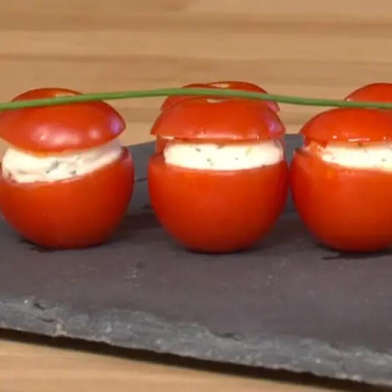 Recette : Tomates cerise farcies au fromage frais ail et fines herbes