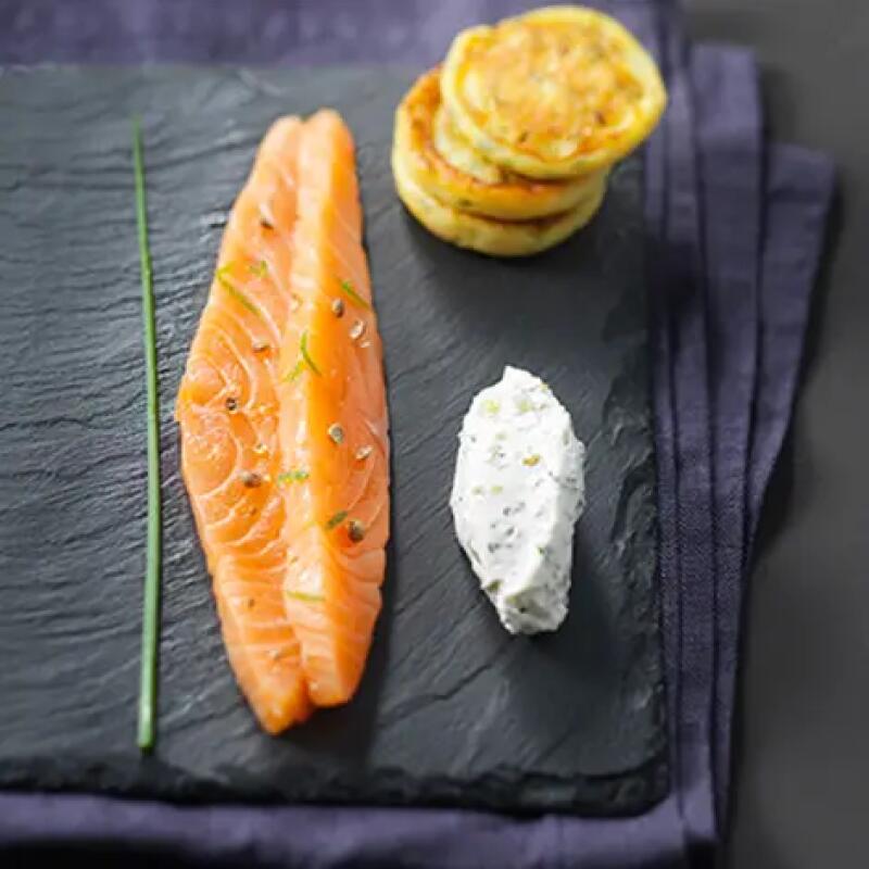 Recette : Gravelax de saumon aux agrumes, sauce au fromage frais à l’aneth