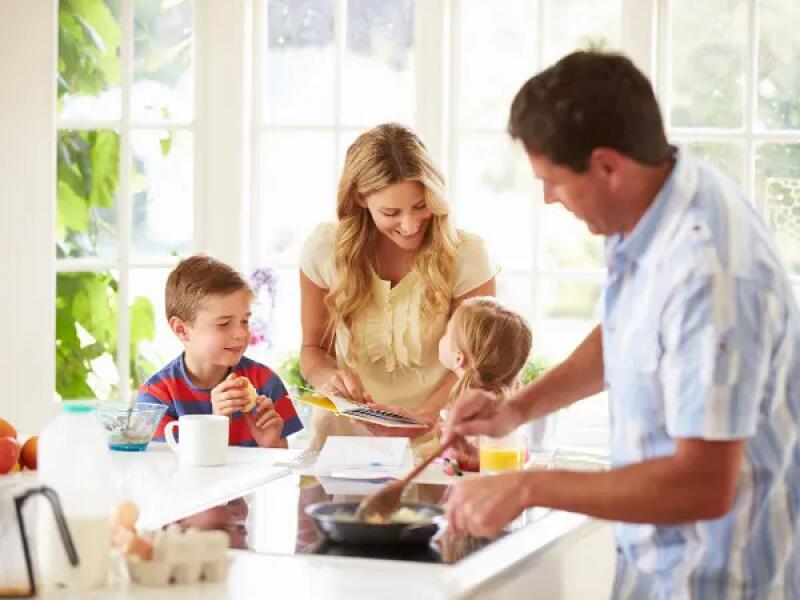 TH01_famille-preparation-dejeuner-papa-maman-enfants