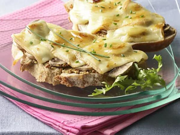 Recettes : Tartine gratinée au fromage à raclette et petits lardons