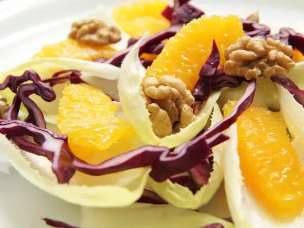 Recettes : Salade d'endives à l'orange, aux noix et fromage de brebis