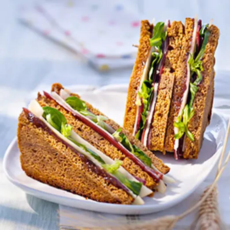 Recette : Club sandwich au pain d'épice, fromage et magret fumé