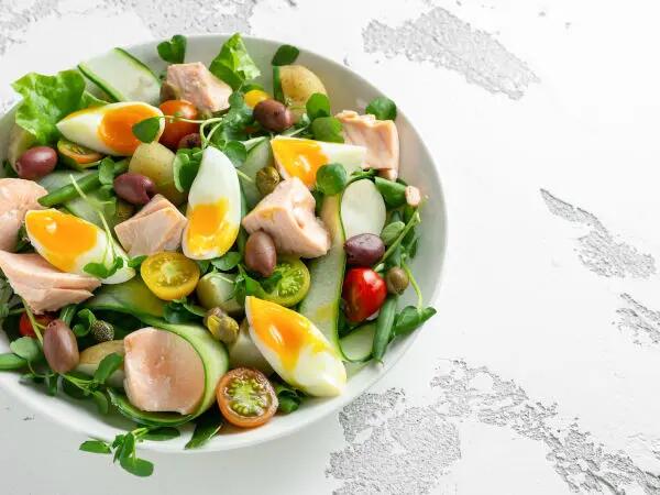 Recettes : Salade de printemps, œuf mollet et fromage frais