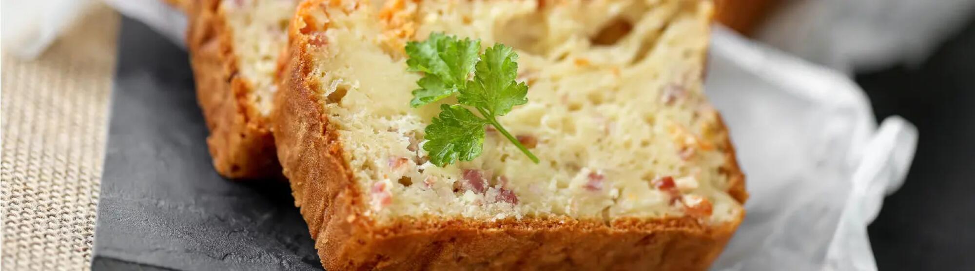 Recette : Cake au fromage à raclette, oignons grillés et bacon