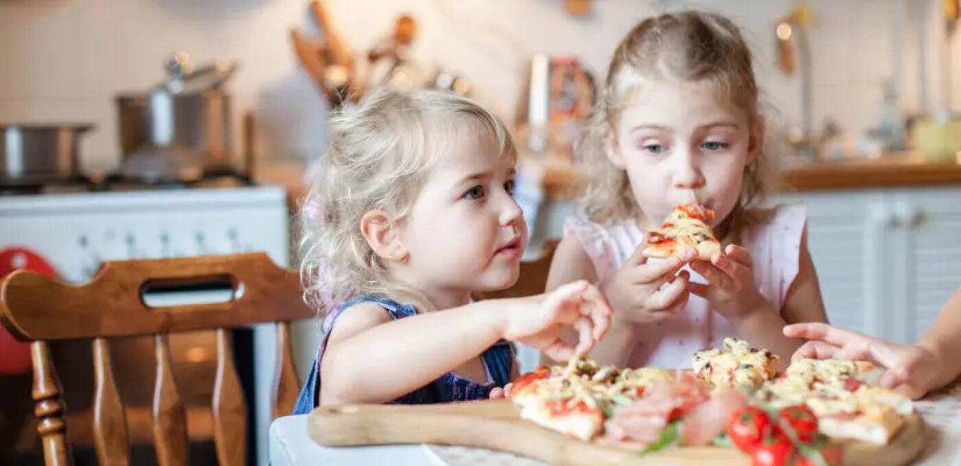 TH05_enfants-mangent-pizza-avec-les-doigts