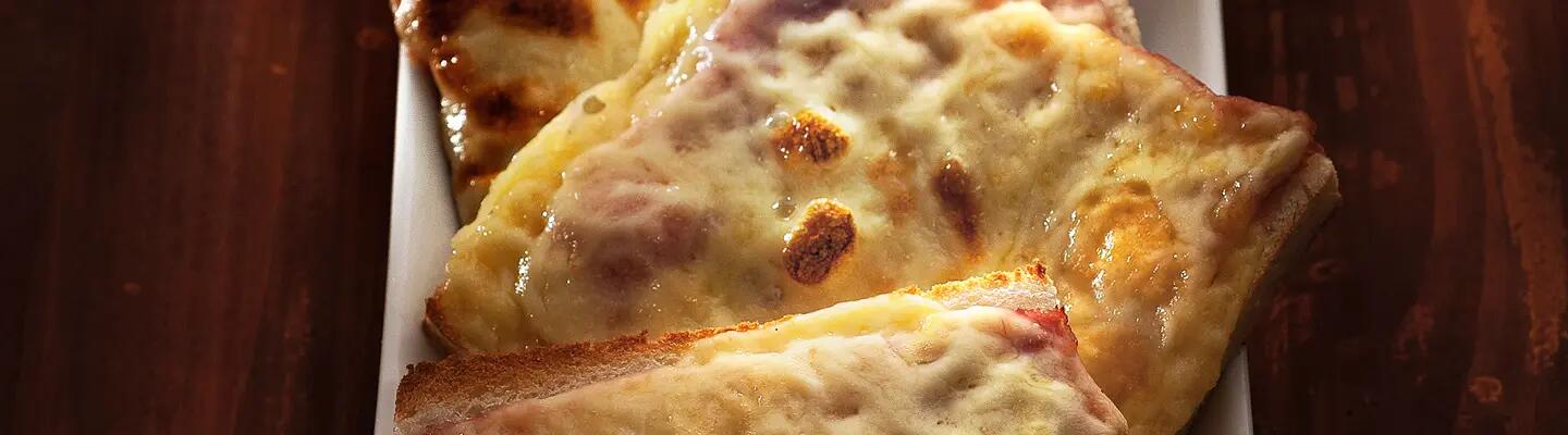 Croque-monsieur au jambon gratiné au four - Recette au fromage