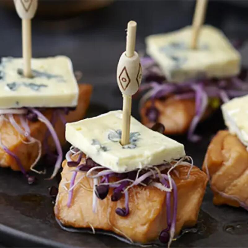 Recette : Bouchées de saumon caramélisées au soja et fromage bleu