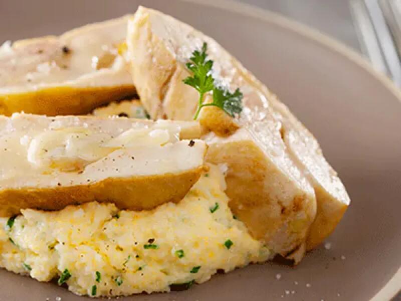 TH01_poulet-contise-au-fromage-chamois-dror-polenta-cremeuse-aux-herbes