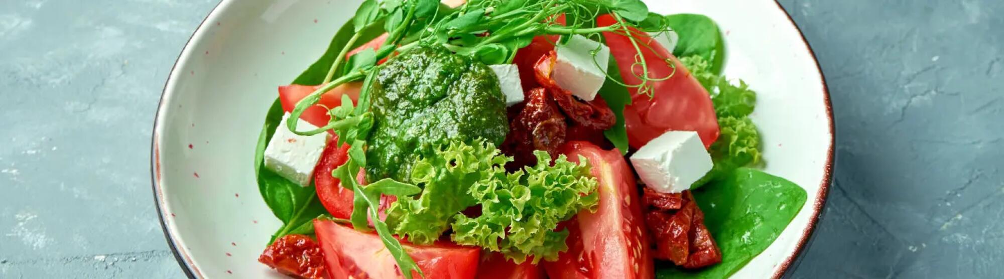 Recette : Salade de tomates au pesto et fromage de brebis