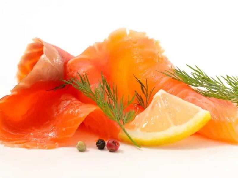 TH01_smoked-salmon-isolated-on-white-background-picture-id927898232