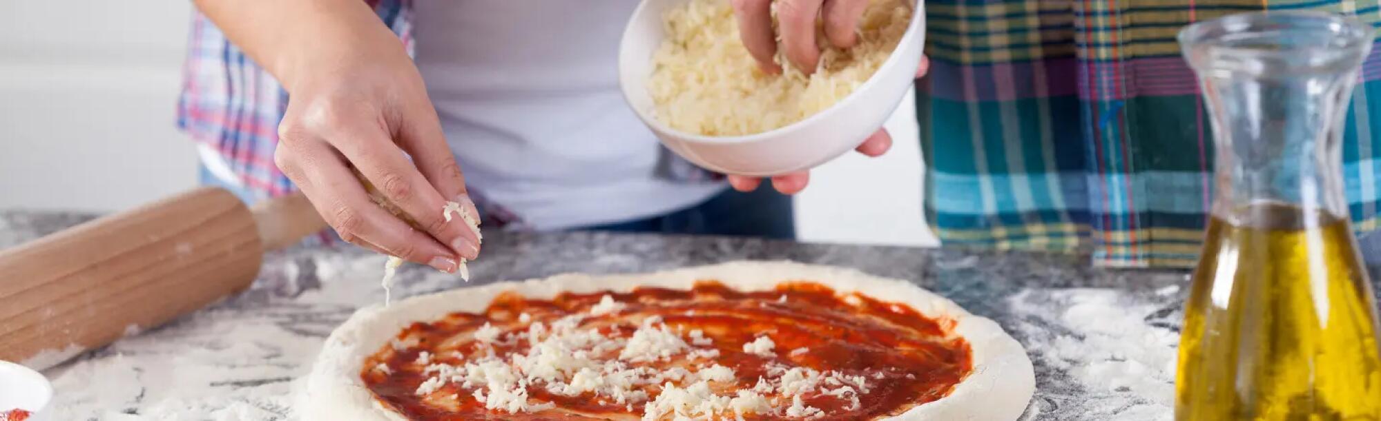 LA02_preparation-pizza-au-fromage-maison