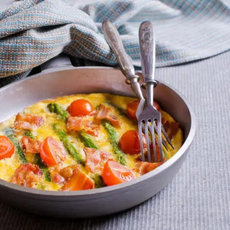 Recette : Omelette aux asperges sauvages, tomates et fromage frais