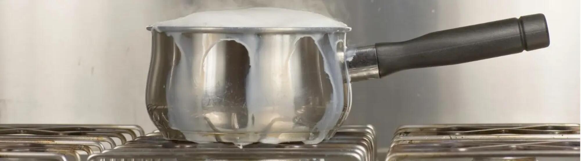 LA02_saucepan-of-boiling-milk-picture-id123694074