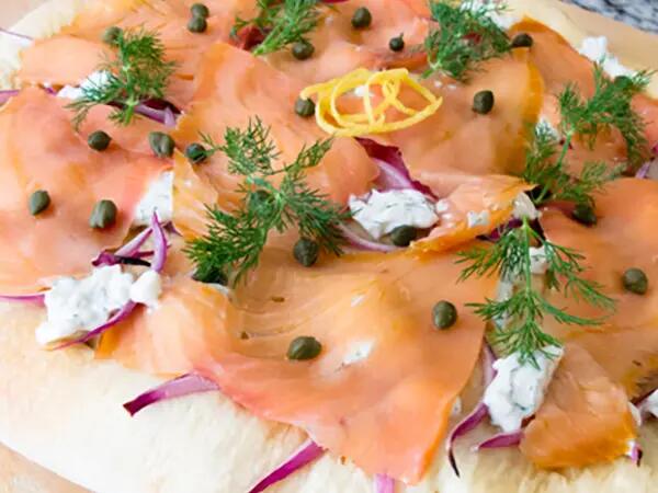 Recettes : Pizza au saumon et fromage frais ail & fines herbes