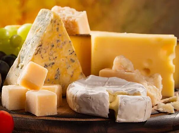 Quelle est la différence entre un fromage AOP et AOC ?