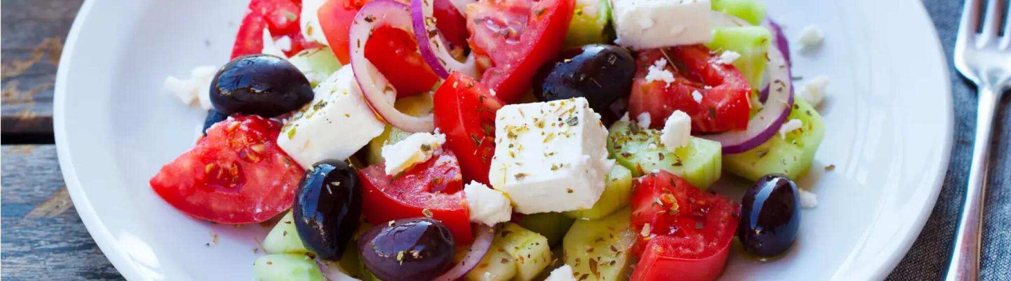 Recette : Salade de poivron, radis, tomates, olives et fromage frais