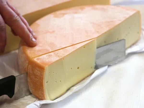 Couteaux à fromage : lesquels choisir selon les fromages ?
