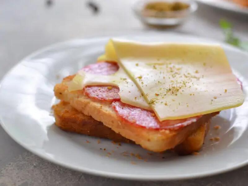 TH01_toasts-a-landouille-et-fromage_adobe