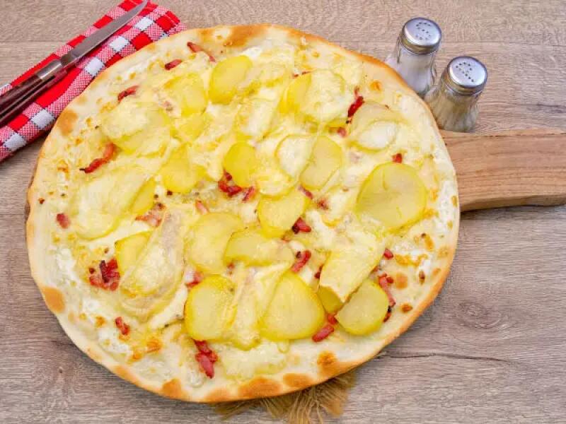 TH01_pizza-rustique-au-maroilles-lardons-et-pommes-de-terre_adobe