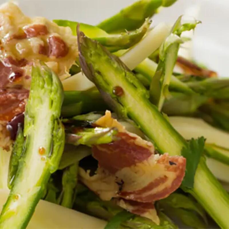 Recette : Salade d'asperges vertes au lard grillé et fromage