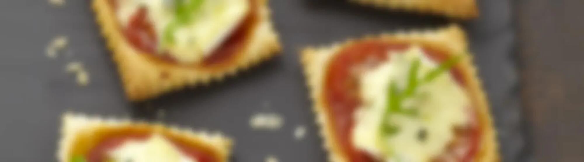 Recette : Mini pizzas au bleu, tomate et roquette