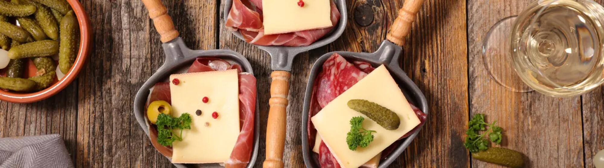 LA02_table-avec-fromage-raclette-charcuterie