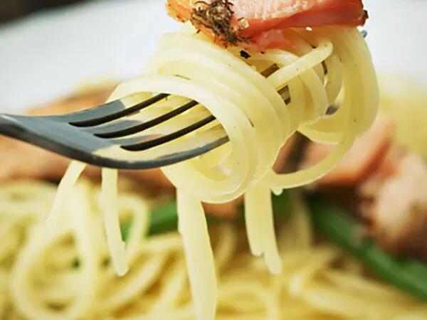 Recettes : Spaghettis aux courgettes et saumon fumé, sauce au chèvre frais